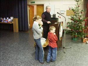 Kinder beim Lose ziehen