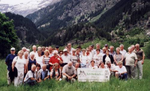 Wanderfreunde vor dem Hausberg "Schneeberg"