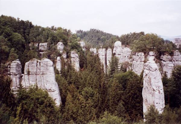 Wanderung um Schlo Hrub Skla durch die Felsen zum Kurort Sedmihorky und zur Burgruine Valdstejn