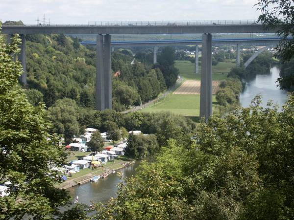 Blick zum Campingplatz an der Lahn